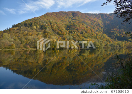 On the river surface of the heavenly sky, on the heavenly white cloud, the summit of the Hakuun River, and the forest of the beautiful forest. 67108610