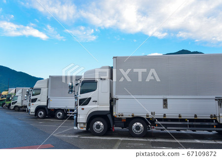 物流卡車(清晨停車區) 物流卡車(清晨停車區) 67109872