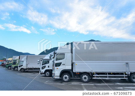 Logistics truck (early morning parking area) Logistics truck (early morning parking area) 67109873