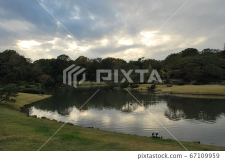 Rikugien Sunset at the Ikensen Kaidai Garden Rikugien Sunset at the Ikensen Kaidai Garden 67109959