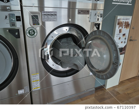 Coin laundry Carpet loading Coin laundry Carpet loading 67110397