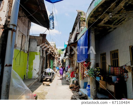 在泗水充滿活力的舊城區的小巷(印度尼西亞爪哇) 在泗水充滿活力的舊城區的小巷(印度尼西亞爪哇) 67110484