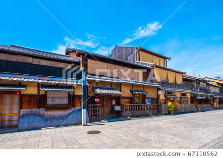 Hanamikoji street in Kyoto 67110562