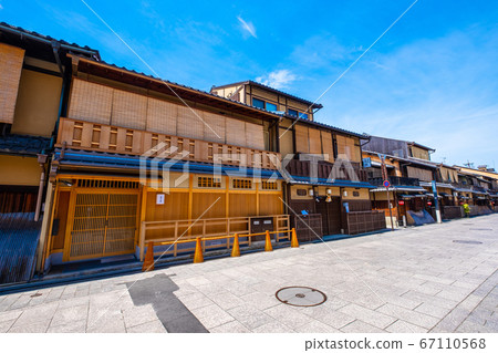 Hanamikoji street in Kyoto 67110568