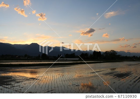 在Azumino黃昏的鄉下風景 67110930