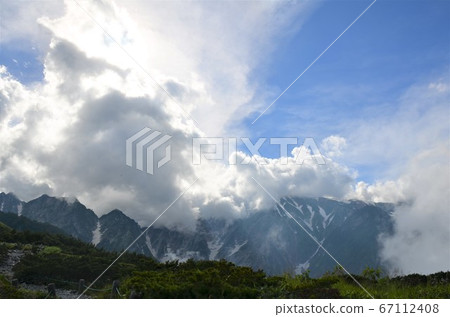 多雲的高峰 多雲的高峰 67112408