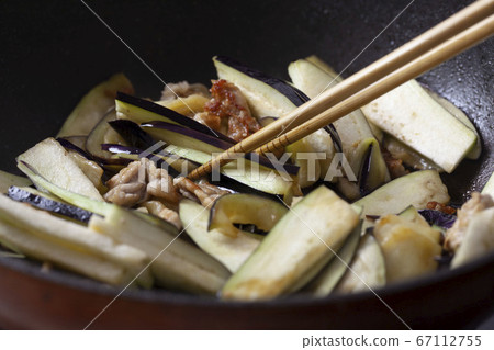 Fry eggplant and pork in a frying pan 67112755