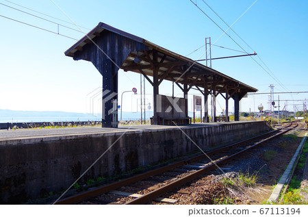 一ika町站的月台，真ji湖和一bat田鐵路沿線停車場的藍天美景……島根縣松江市（晴天） 67113194