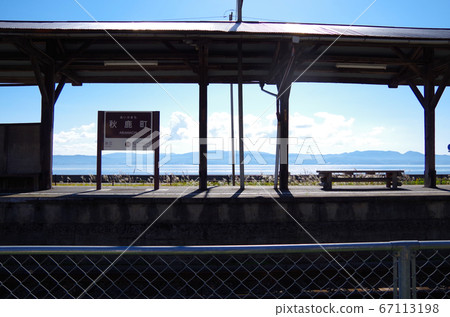 A view of Akikacho Station's platform, Lake Shinji, and the blue sky from the parking lot along the Ichibata train line… Matsue City, Shimane Prefecture (sunny) 67113198