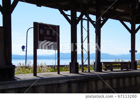 A view of Akikacho Station's platform, Lake Shinji, and the blue sky from the parking lot along the Ichibata train line… Matsue City, Shimane Prefecture (sunny) 67113200