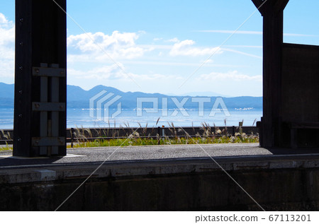 A view of Akikacho Station's platform, Lake Shinji, and the blue sky from the parking lot along the Ichibata train line… Matsue City, Shimane Prefecture (sunny) 67113201