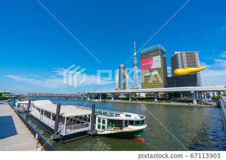 日本的東京城市景觀,在水上巴士站可俯瞰特快列車和“道館”(左側為S田川步道,是新的著名景點) 日本的東京城市景觀,在水上巴士站可俯瞰特快列車和“道館”(左側為S田川步道,是新的著名景點) 67113903