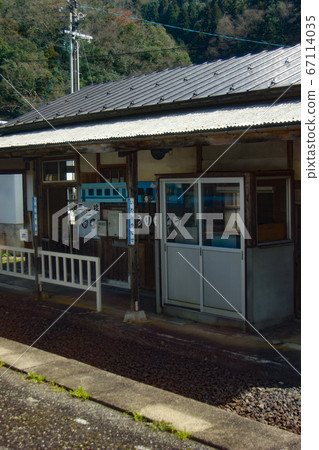 View of the old Mie Line train window from Iwami Ranase Station 67114035