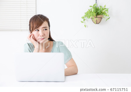 Business woman using PC Business woman using PC 67115751