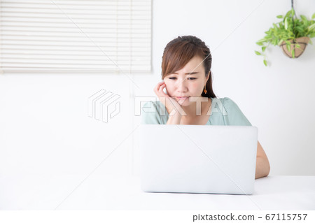 Business woman using PC Business woman using PC 67115757