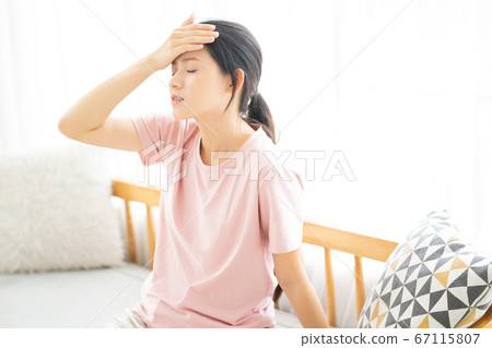 Woman, sickness 67115807