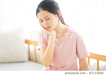 Woman, sickness 67115808