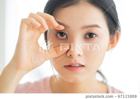 Woman, sickness 67115809