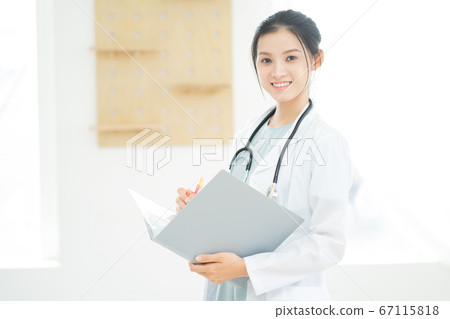 woman doctor 67115818