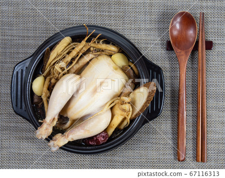 韓國食品：Samgyetang，韓國夏季人參和雞肉補充食品 67116313