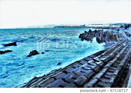 Breakwater and waves 67116727