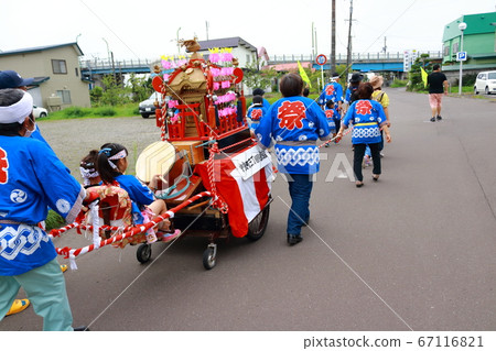 It seems that they are carrying the mikoshi of the neighborhood association and traveling around the town. Is there a festival this year due to the influence of corona? 67116821