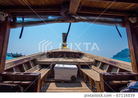 一條長尾船在皮皮島的海上航行 一條長尾船在皮皮島的海上航行 67116839