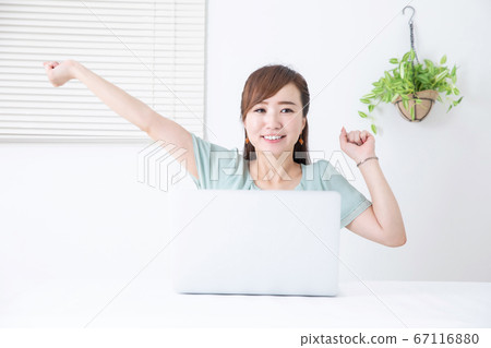 Business woman using PC 67116880