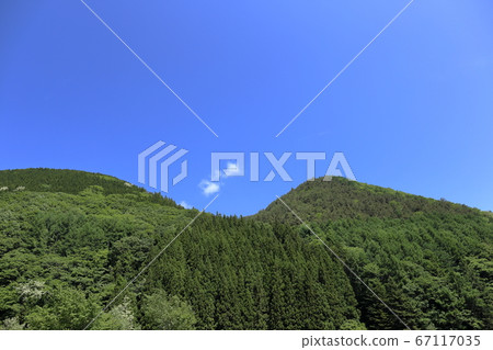 Early summer, clear blue sky and mountain scenery From along National Route 19, Shiojiri City, Nagano Prefecture 67117035