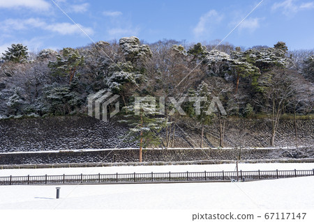 Kanazawa Castle Park with snow 67117147