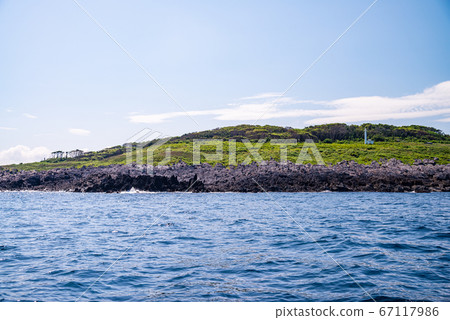 (Fukui Prefecture) Tojinbo/Oshima seen from a pleasure boat 67117986