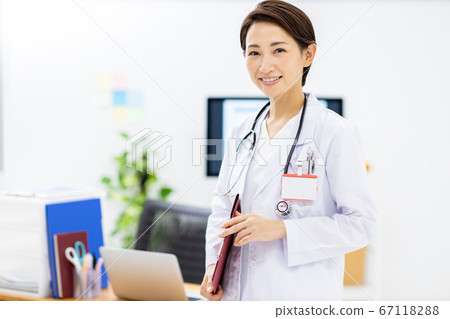 Female medical doctor 67118288