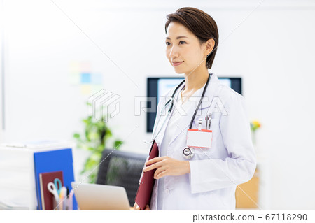 Female medical doctor 67118290