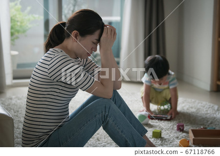 One-op image of a lonely Japanese woman suffering from childcare/childcare stress One-op image of a lonely Japanese woman suffering from childcare/childcare stress 67118766