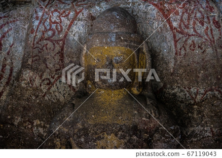 Silent prayer Buddha 67119043