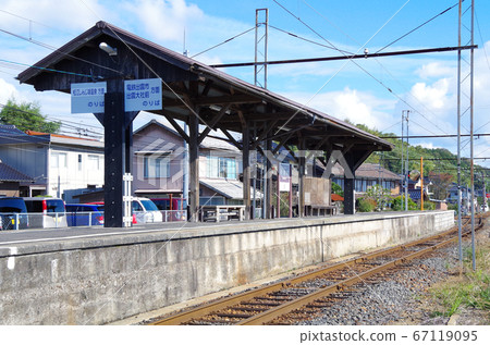 The scenery of Akikacho Station and the blue sky with a retro home of the Ichibata train running along Lake Shinji… Matsue City, Shimane Prefecture (sunny) The scenery of Akikacho Station and the blue sky with a retro home of the Ichibata train running along Lake Shinji… Matsue City, Shimane Prefecture (sunny) 67119095