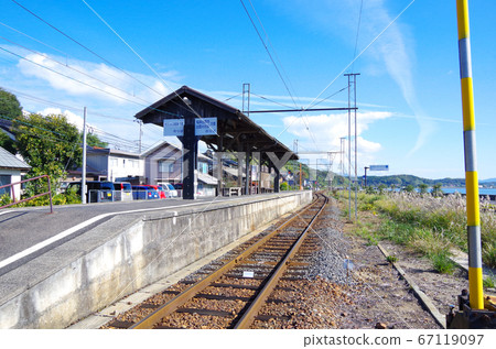 秋葉町站的風景和藍天與沿新枝湖行駛的市田火車的複古房屋……島根縣松江市(晴天) 秋葉町站的風景和藍天與沿新枝湖行駛的市田火車的複古房屋……島根縣松江市(晴天) 67119097