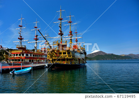 Beautiful scenery of Mt. Fuji and Lake Ashi seen from the port of Hakone-machi, the port of pirate ships, Kanagawa, Hakone (21) 67119495