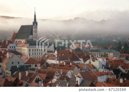 霧籠罩的捷克克魯姆洛夫市 霧籠罩的捷克克魯姆洛夫市 67120389