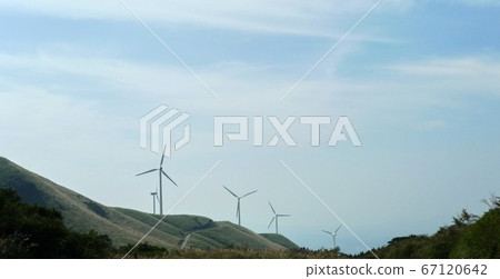 阿蘇山的多個風力渦輪機 阿蘇山的多個風力渦輪機 67120642