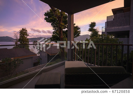 酒店屋頂陽台上的日出 67120858