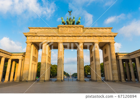 Brandenburg Gate at sunrise, Berlin, Germany 67120894
