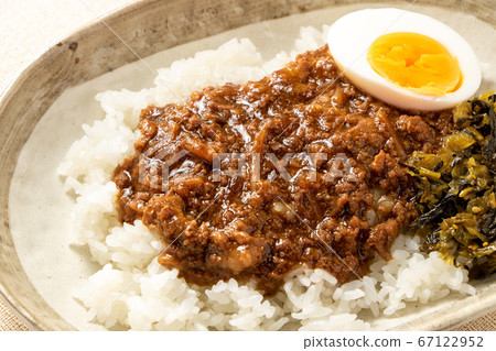 烤米飯(ru rohan)。配煮雞蛋和高蔬菜。 烤米飯(ru rohan)。配煮雞蛋和高蔬菜。 67122952