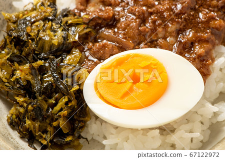 在肉飯中煮的雞蛋。 在肉飯中煮的雞蛋。 67122972