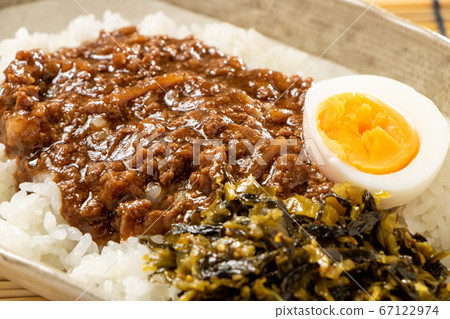 烤米飯(ru rohan)。配煮雞蛋和高蔬菜。 烤米飯(ru rohan)。配煮雞蛋和高蔬菜。 67122974