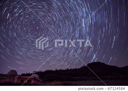 天文圓頂和星星 67124584