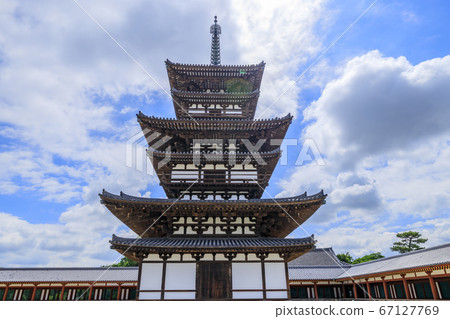 東塔修復後,世界遺產藥師寺的蓮花盛開 東塔修復後,世界遺產藥師寺的蓮花盛開 67127769
