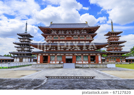 東塔修復後,世界遺產藥師寺的蓮花盛開 東塔修復後,世界遺產藥師寺的蓮花盛開 67127820