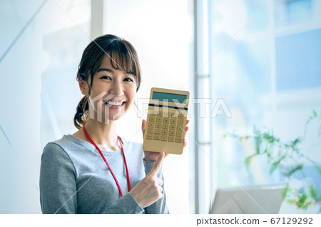 Business woman looking at camera with pleasure in one hand (casual) 67129292