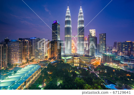 Kuala Lumpur, Malaysia park and skyline 67129641